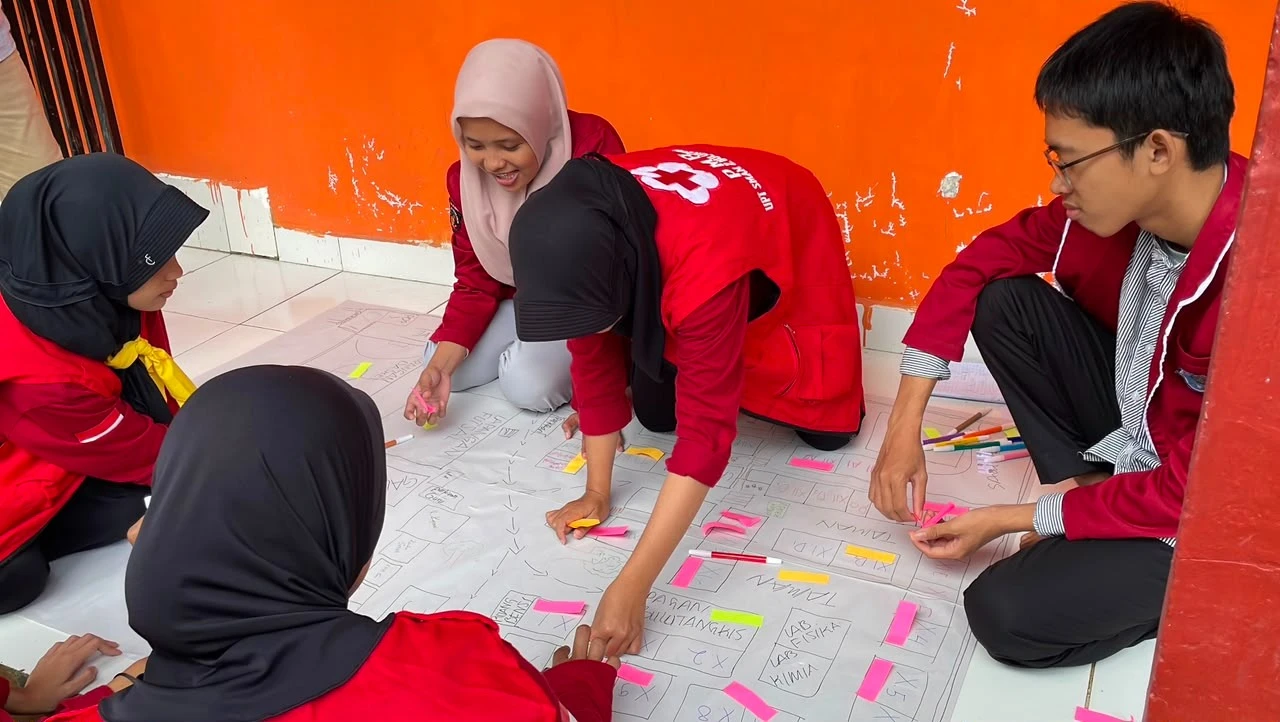 Siswa SMAN 2 Bulukumba memetakan risiko sekolah untuk memperkuat kesiapsiagaan bencana bersama LPPM Unhas secara partisipatif. (Foto:Dok.Pribadi).